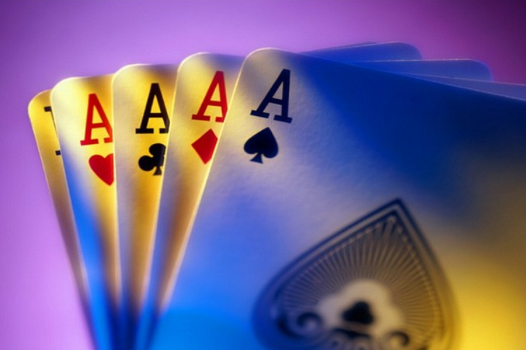 Omaha là một kiểu chơi bài Poker phổ biến, sử dụng 52 lá bài Tây